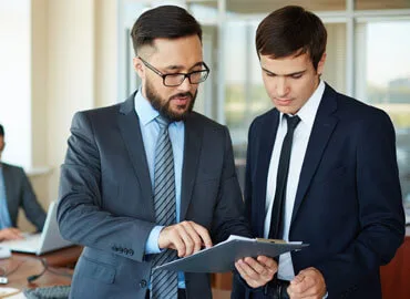 Provides expertise on legal matters and compliance. - 懂球帝